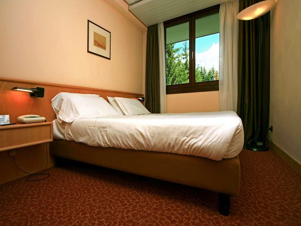 Hotel Les Jumeaux Courmayeur Oda fotoğraf